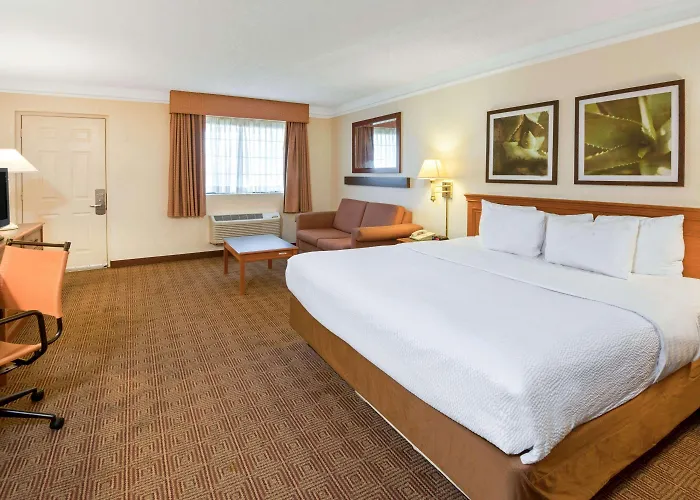 La Quinta Inn By Wyndham San Antonio Market Square