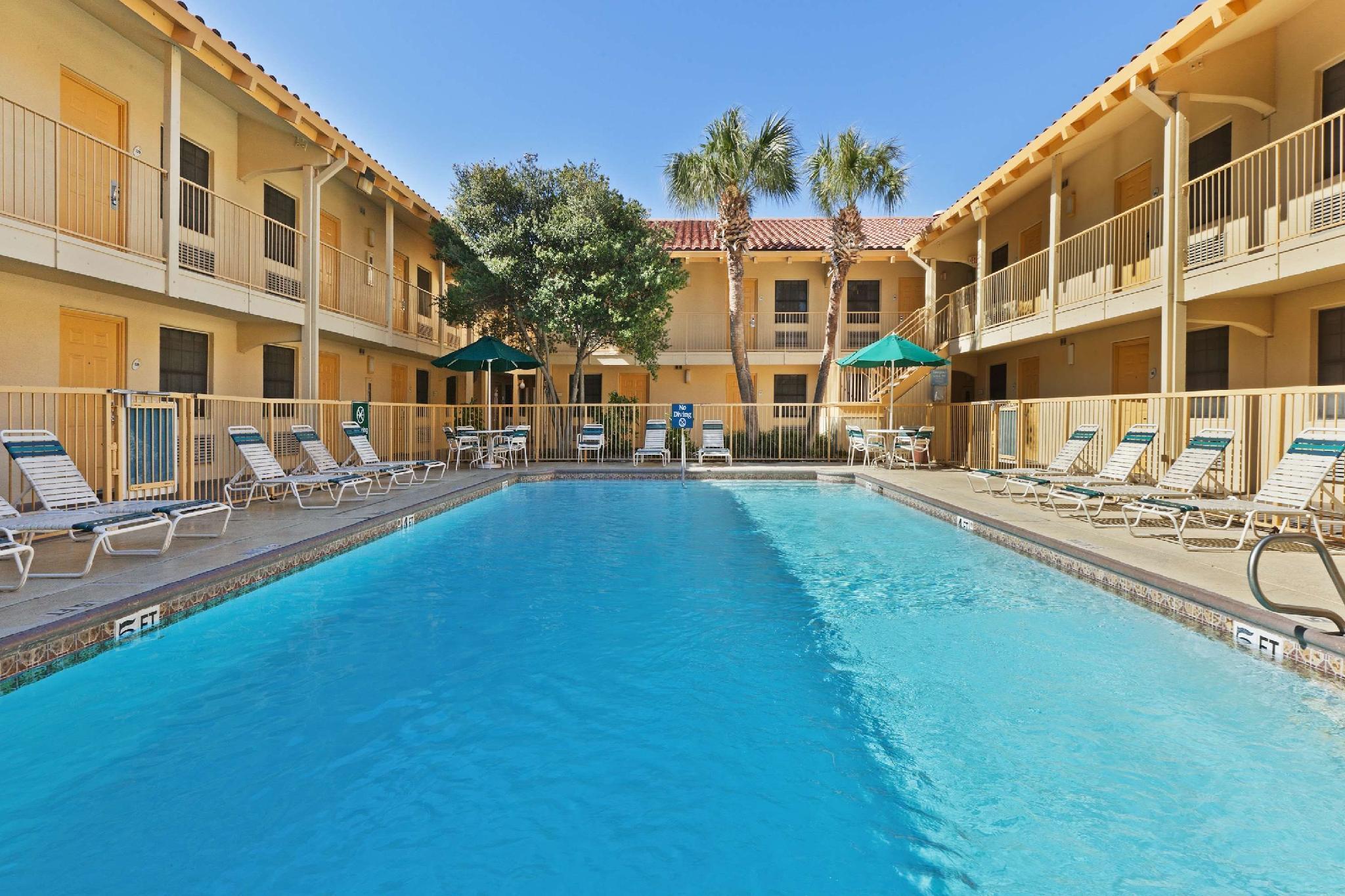 Hotel La Quinta By Wyndham Market Square 3*
